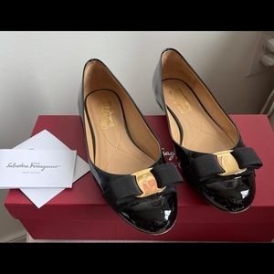 Salvatore Ferragamo Varina Flats - Black Patent